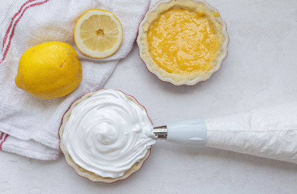 פאי לימון רגע לפני ההכנסה לתנור | Shutterstock, Elusive Edamame