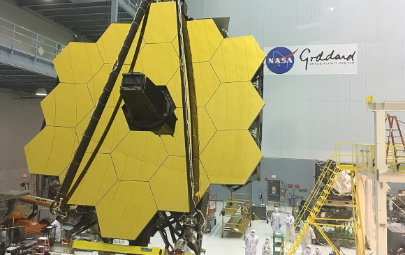 התקנת המראה הראשית של טלסקופ ג'יימס וב | צילום: NASA Goddard Space Flight Center