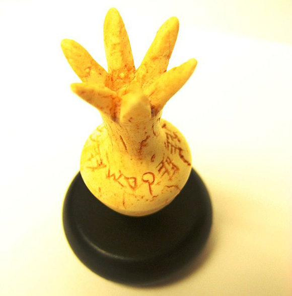 רימון השנהב נרכש על ידי מוזיאון ישראל מסוחר עתיקות אנונימי וכיום נחשב לזיוף. תעשיית זיופי העתיקות גורמת נזק רב למדע, שכן ממצאים מזויפים עשויים לשמש בסיס למחקרים ולתיאוריות | מקור: ויקיפדיה, נחלת הכלל.