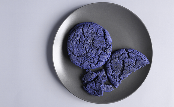 עוגיות שוקולד צ'יפס בצבע סגול | צילום: MarinaMos, Shutterstock