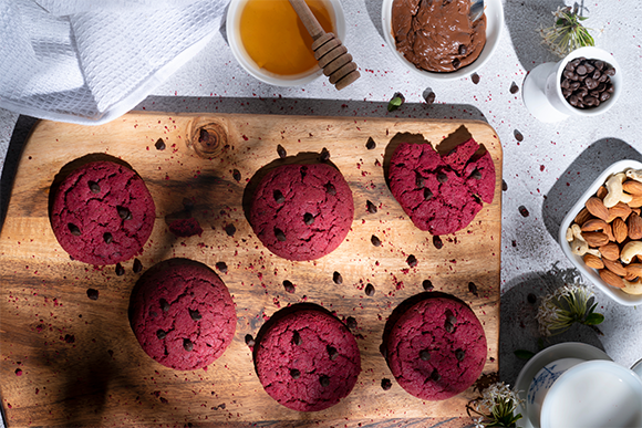 עוגיות שוקולד צ'יפס בגוון אדום-ורוד | צילום: Sunnypraneeth, Shutterstock