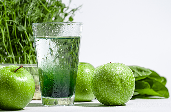 מי כלורופיל עם עשבים ותפוחים ירוקים | צילום: Mikhaylovskiy, Shutterstock
