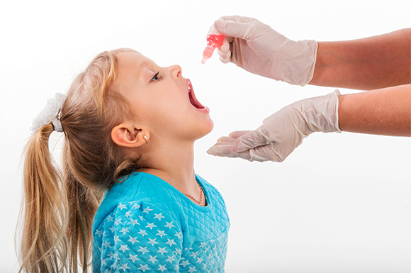 ילדה מקבלת חיסון נגד פוליו | Fomin Serhii Shutterstock