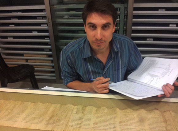 ממצאים חשובים לשימור המגילות. רומן שוץ עם מגילת המקדש בהיכל הספר במוזיאון ישראל | צילום: חסיה רימון