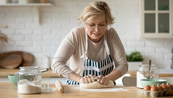 לישת הבצק | צילום: fizkes, Shutterstock