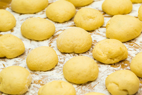 סופגניות מותפחות לפני הטיגון | צילום: Greens and Blues, Shutterstock