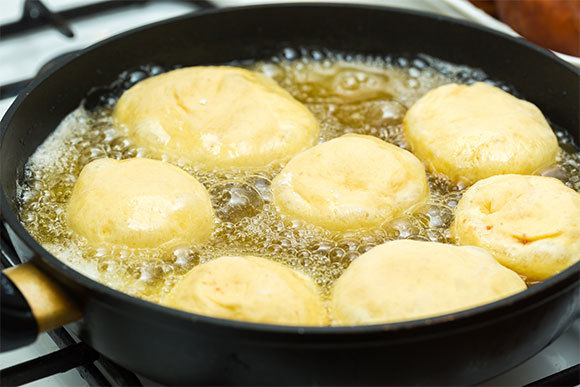 בתוך סיר הטיגון | צילום: Greens and Blues, Shutterstock