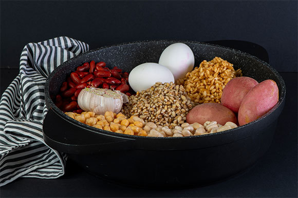 חמין עם תפו"א, קטניות, דגנים וביצים | hadasit, Shutterstock