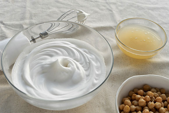 קצף לאפייה שנוצר מהקצפה של מי חומוס | צילום: chris_tina, Shutterstock