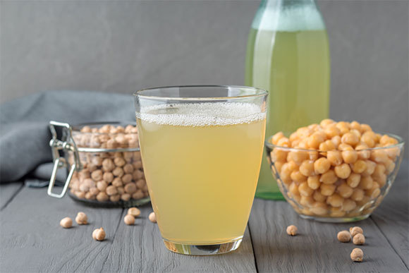 מי חומוס להקצפה | צילום: Jasmine Tea Photo, Shutterstock