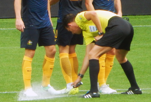 על מה יצא הקצף? שופט כדורגל עושה שימוש בטכנולוגיית לחץ פשוטה כדי לסמן את מקום החומה בבעיטת עונשין | צילום: Shutterstock