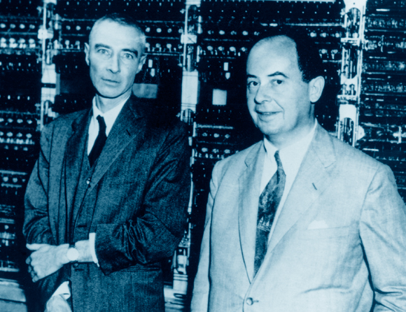 פון נוימן (מימין) עם רוברט אופנהיימר, המנהל המדעי של תכנית מנהטן לפיתוח הנשק הגרעיני | צילום: Science Photo Library