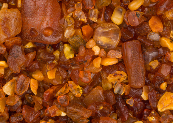 לא תרופת פלא, אלא שרף של עצים עתיקים שהתאבן בעומק האדמה. ענבר | צילום: Shutterstock