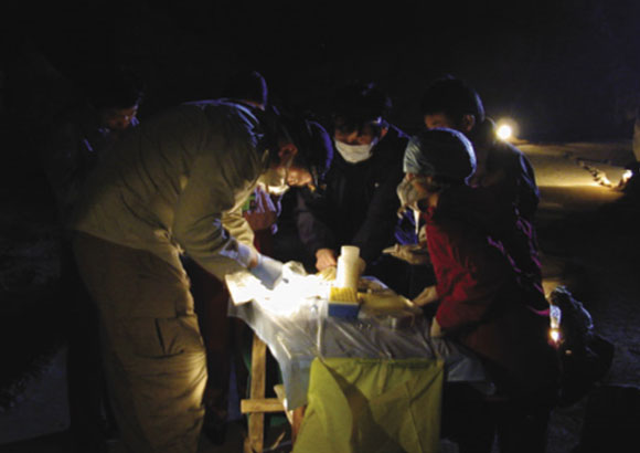 לקיחת דגימה בתוך מערה