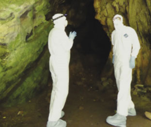 חוקרים בחליפות הגנה במערה