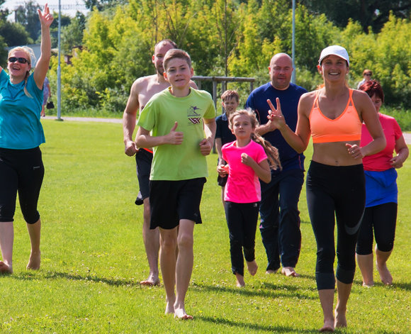 אנשים רצים על הדשא | Shutterstock