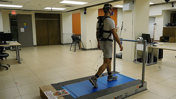 נבדק הולך על מכשיר הליכה עם ההתקן | Queen’s University Faculty of Engineering and Applied Science