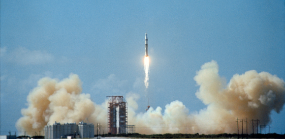 הטיסה הראשונה בתכנית אפולו והחללית האמריקאית הראשונה עם שלושה אסטרונאוטים. שיגור אפולו 7 | צילום: NASA