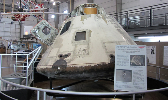 למרות המחלוקות והסכסוכים, המשימה הייתה מוצלחת. תא הפיקוד של אפולו 7 במוזיאון החלל בפיניקס | מקור: ויקיפדיה, HrAtsuo