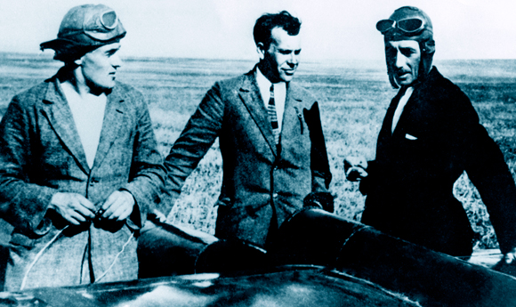 התחלה מבטיחה. קורוליוב (משמאל) לאחר שהנחית את אחד הדאונים שבנה | מקור: Science Photo Library