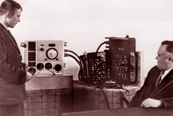 הצלחה אדירה. קורוליוב בוחן את יורי גגרין על נהלי המשימה לקראת הטיסה הראשונה | מקור: Science Photo Library