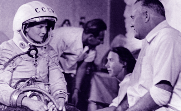 שורה של פריצות דרך. קורוליוב עם האשה הראשונה בחלל, ולנטינה טרשקובה, לקראת משימתה | מקור: Science Photo Library
