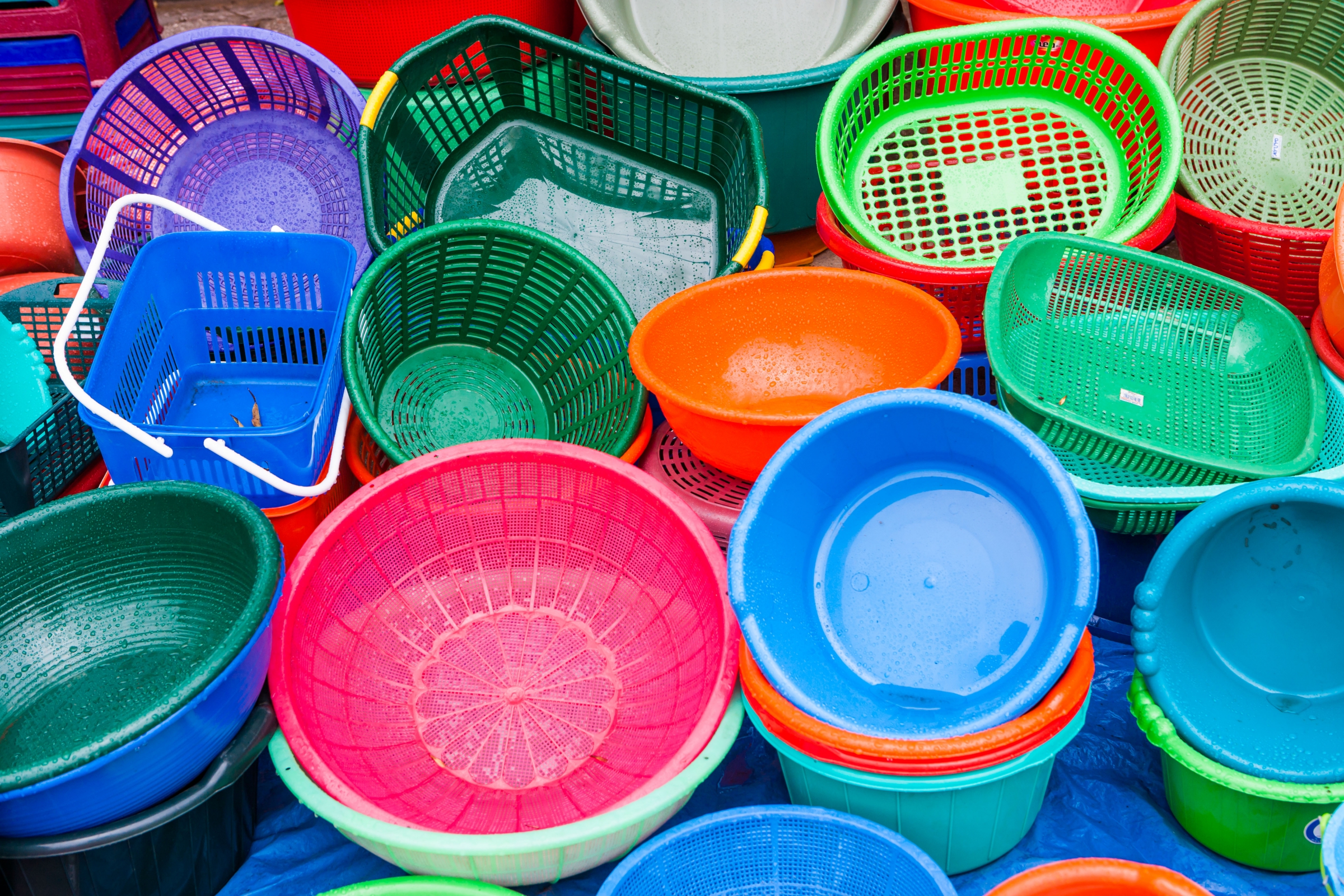 כל מוצרי הפלסטיק מבוססים על פולימרים - שרשראות פחמן. סלים וקערות בחנות | צילום: Science Photo Library