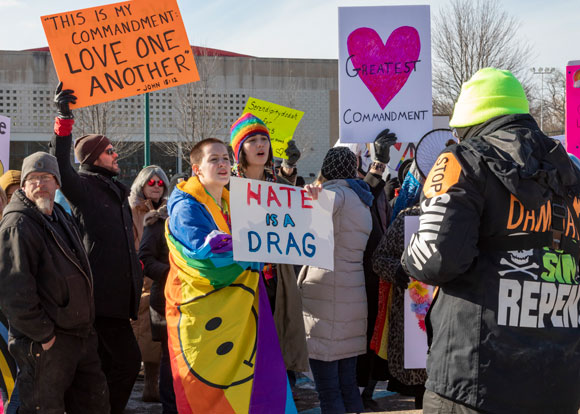 הפגנות בעד ונגד זכויות לקהילה הגאה, מישיגן, ארה"ב, 2019 | SPL, Jim West