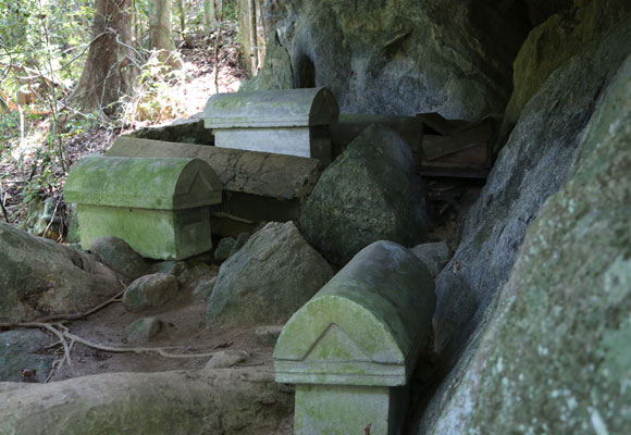 בטקס הקבורה השני המתים נקברים שוב – הפעם בארונות אבן, למנוחה אחרונה בהחלט | צילום: ליאת בן דוד