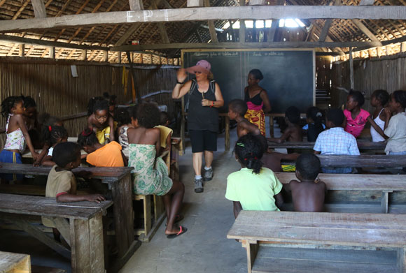 ביקור בבית ספר יסודי. על קורת העץ העליונה הופיעה כתובת גיר: "חינוך לכול". בפועל, רוב הילדים בכפרים אינם לומדים | צילום: ליאת בן דוד