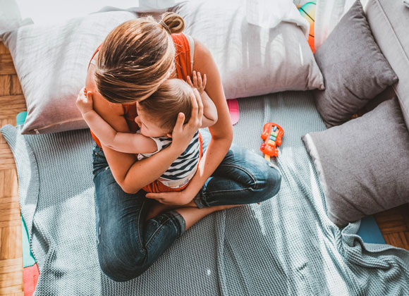 אם מחבקת את תינוקה | Shutterstock