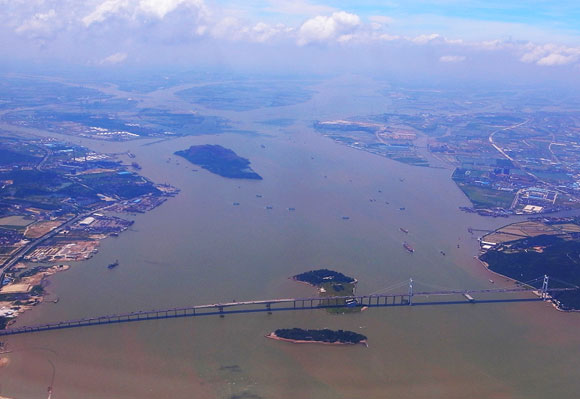כבר היום כריית החול גורמת למחסור במי שתייה. מבט אווירי על נהר הפנינה בסין | צילום: ויקיפדיה, Tung Wu