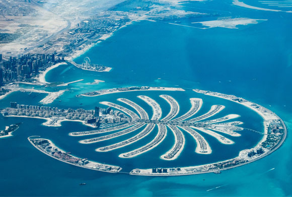 נזק בלתי נתפס לסביבה הימית, כדי למשוך את עשירי העולם. איי דקל ג'בל עלי בדובאי | צילום: Shutterstock