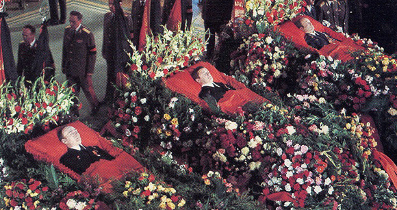 גיבורי ברית המועצות. הלוויית הקוסמונאוטים שנספו בחללית סויוז-11 | מקור: Sovphoto