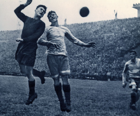 סיכוi גבוה פי חמישה לאלציימר, סיכון כפול לפרקינסון. כדורגלנים נוגחים בכדור | צילום: Shutterstock