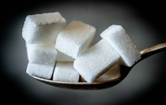 סוכרת מסוג 2 היא מחלה שאפשר למנוע במידה רבה באמצעות מעבר לאורח חיים בריא ומאוזן. קוביות סוכר | צילום: Shutterstock