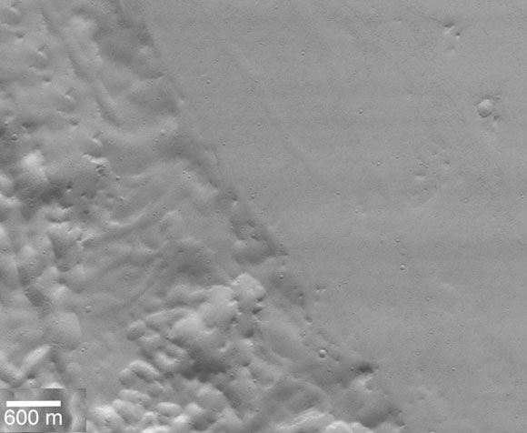 קו ברור מפריד בין המישור האמזוני (מימין) לבתרונות ליקוס (Lycus), צילום של לוויין Mars Global Surveyor Orbiter | מקור: NASA/JPL/MSSS