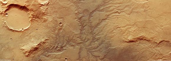 כמו מדבר יהודה, אבל לא בדיוק, כנראה. צילום של Mars Express מראה מערכת עמקים על מאדים | מקור: ESA/DLR