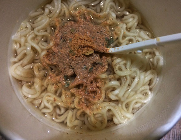 תיבול המכיל מונוסדיום גלוטמט על מנת איטריות | צילום: Shutterstock