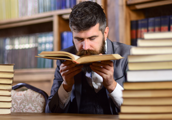 אדם מריח ספר | אילוסטרציה: Shutterstock