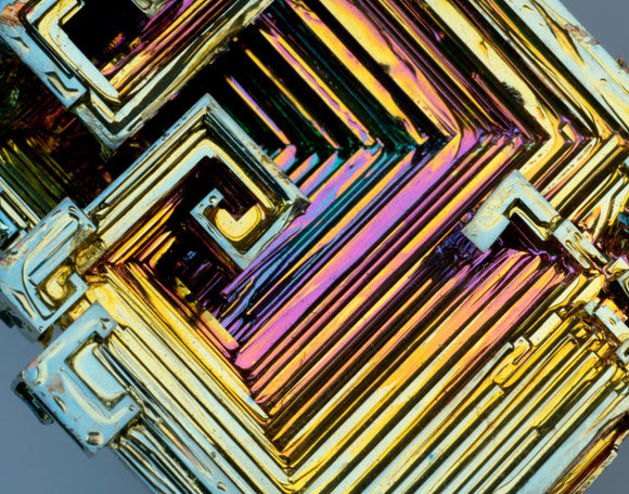 רדיואקטיבי וקיים באופן טבעי בכדור הארץ מאז היווצרותו. גביש ביסמוט | צילום: Lawrence Lawry / Science Photo Library