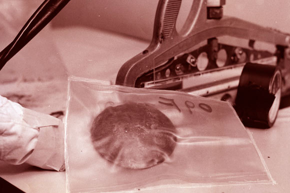 מיוצר מאורניום בכורים גרעיניים. פלוטוניום בשקית | צילום: Hagley Museum and Archive / Science Photo Library