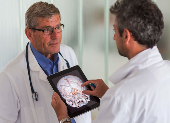 רופאים מתייעצים עם טאבלט