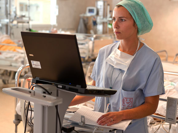 רופאה מול מחשב בבית חולים