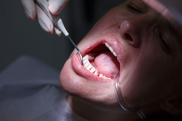 גבר בטיפול שיניים | zlikovec, Shutterstock