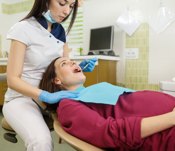 אישה בהיריון בטיפול שיניים | Garnet Photo, Shutterstock