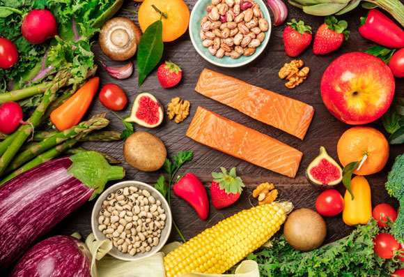 בתמונה: ירקות, פירות, קטניות ודגים | Plateresca, Shutterstock