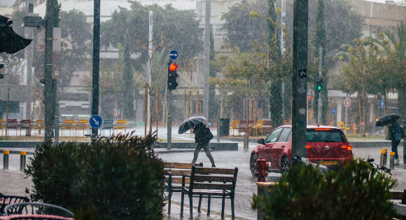 גשם עז בתל אביב, פברואר 2020 | צילום: Jose HERNANDEZ Camera 51, Shutterstock