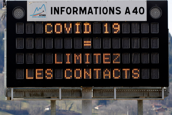 שלט אלקטרוני קורא להגביל את המגע הבינאישי | צילום: GODONG / BSIP / SCIENCE PHOTO LIBRARY