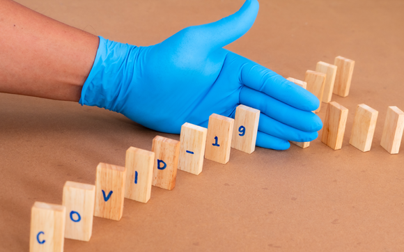 הריחוק הפיזי חוסם ביעילות את התפשטות המגפה, ומונע מנשאים להדביק אחרים | איור: superoke, Shutterstock